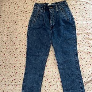 Abercrombie & Fitch Ultra High Rise Mom Jean